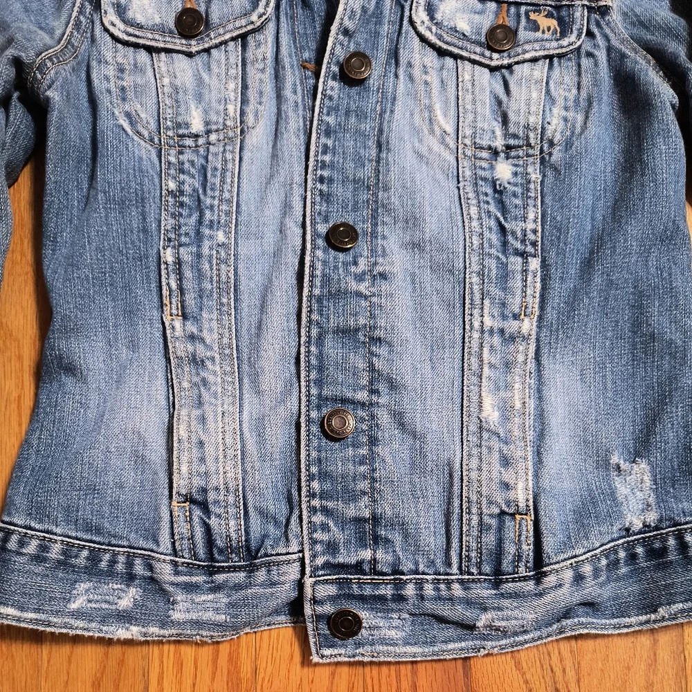 Abercrombie Vintage distressed blue jean denim jacket, size junior large - Picture 6 of 10